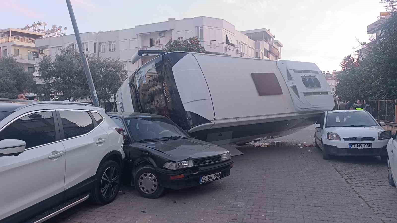 kaza yapan otel servisi park halindeki araclarin uzerine devrildi 3