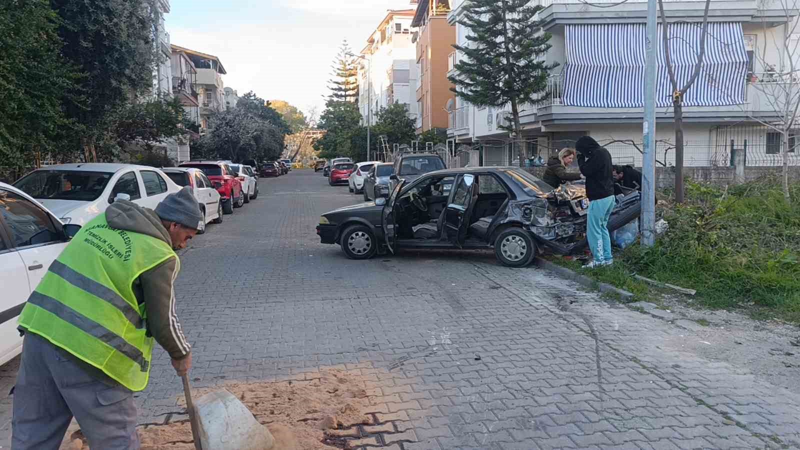 kaza yapan otel servisi park halindeki araclarin uzerine devrildi 4 HYHrifnU