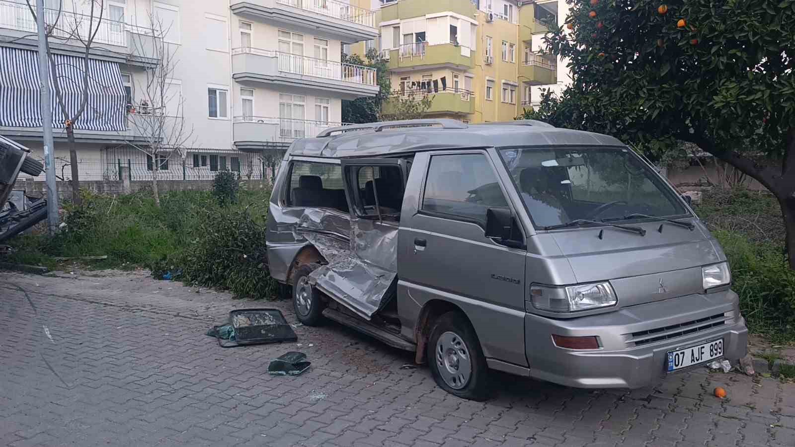 kaza yapan otel servisi park halindeki araclarin uzerine devrildi 5 lM6LhUUk