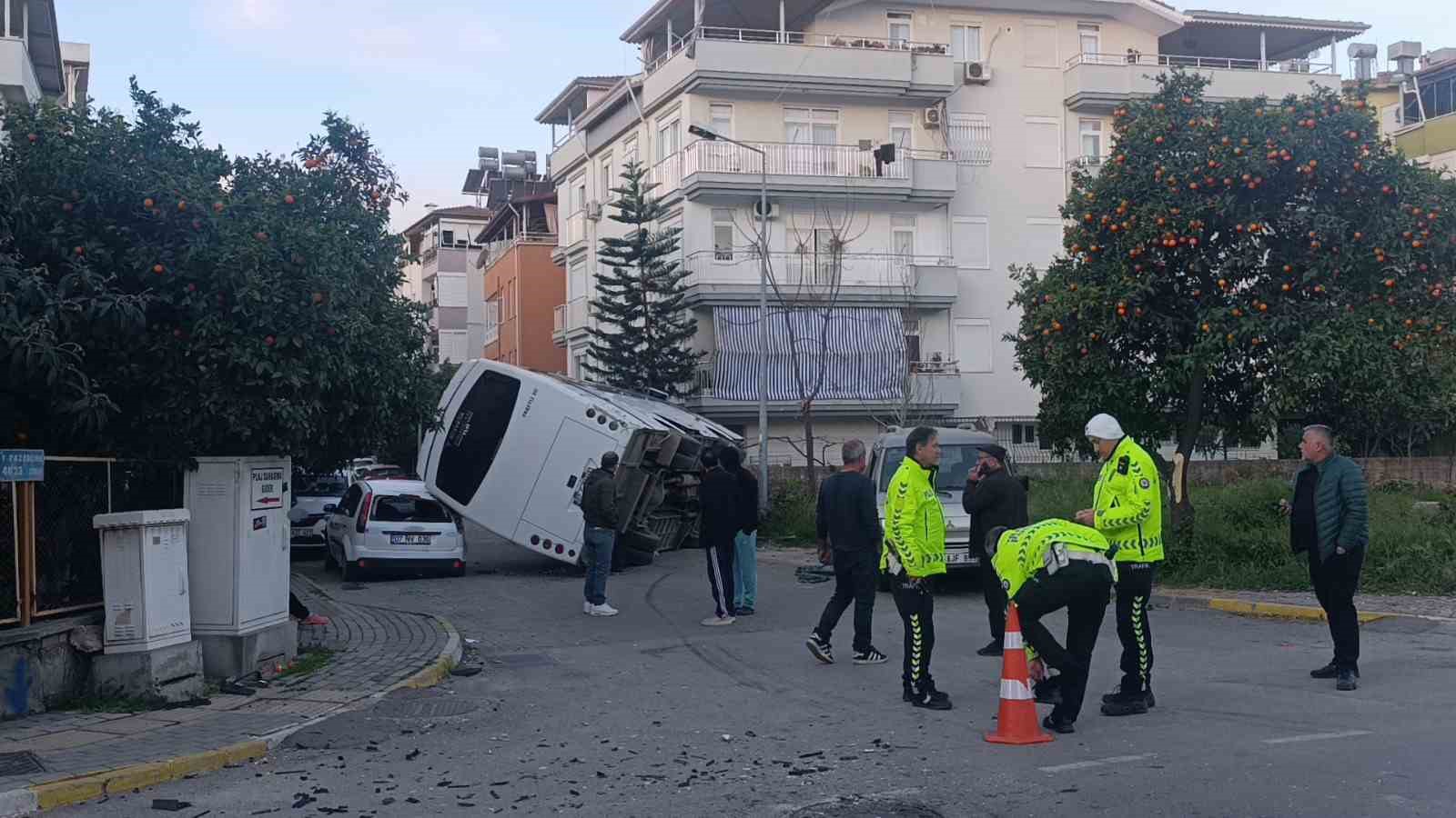kaza yapan otel servisi park halindeki araclarin uzerine devrildi 6 ZtKcpNmp