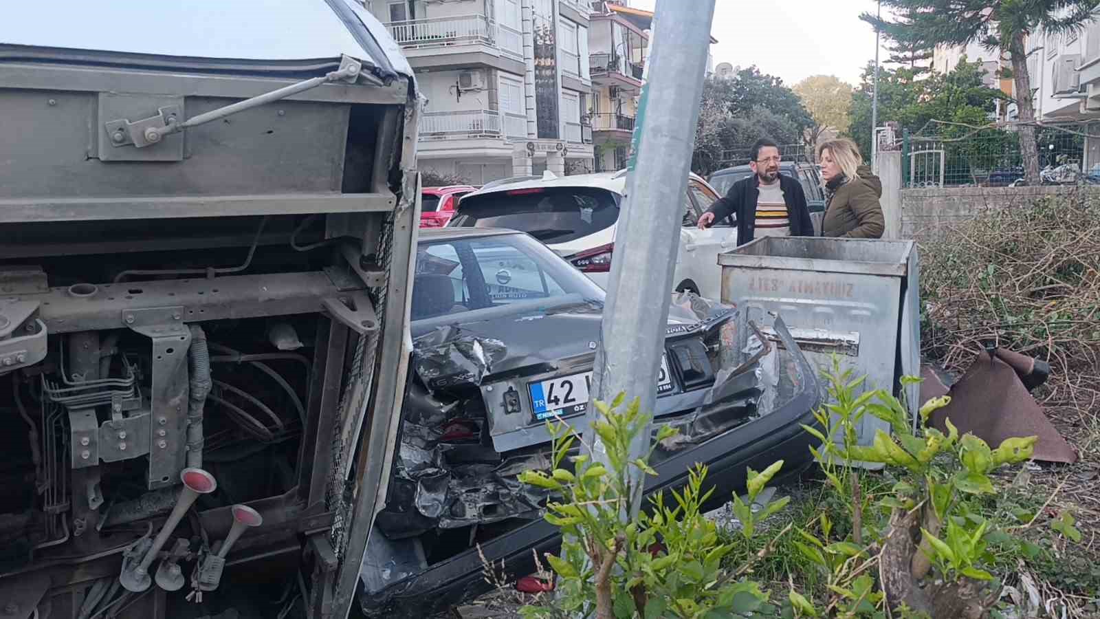 kaza yapan otel servisi park halindeki araclarin uzerine devrildi 7 Ildqq1Gz