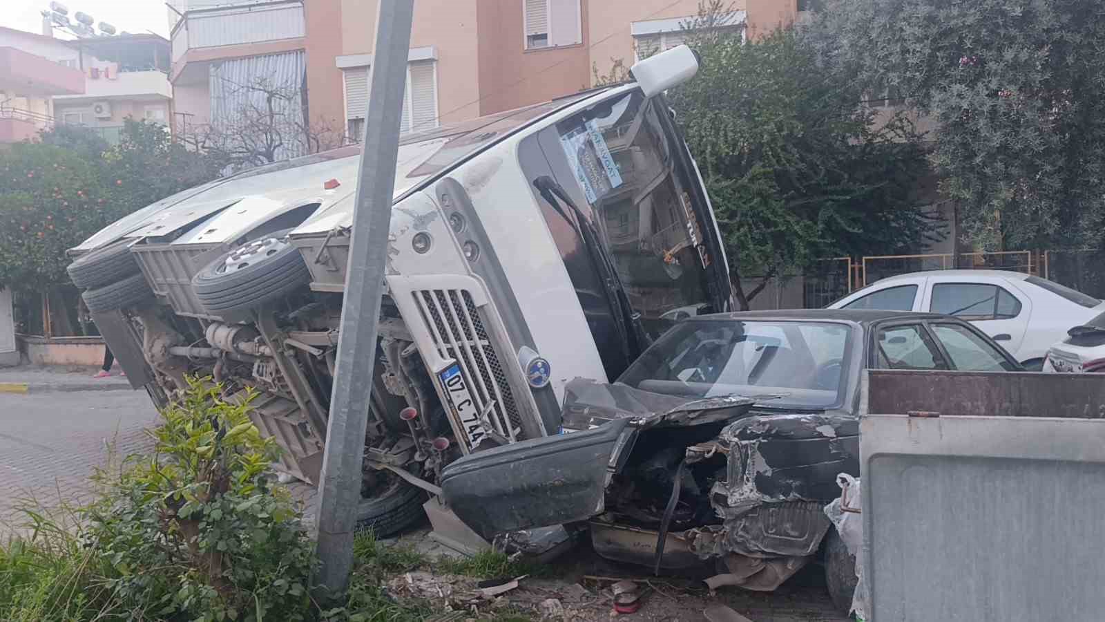 kaza yapan otel servisi park halindeki araclarin uzerine devrildi 8 4iGSCbmQ