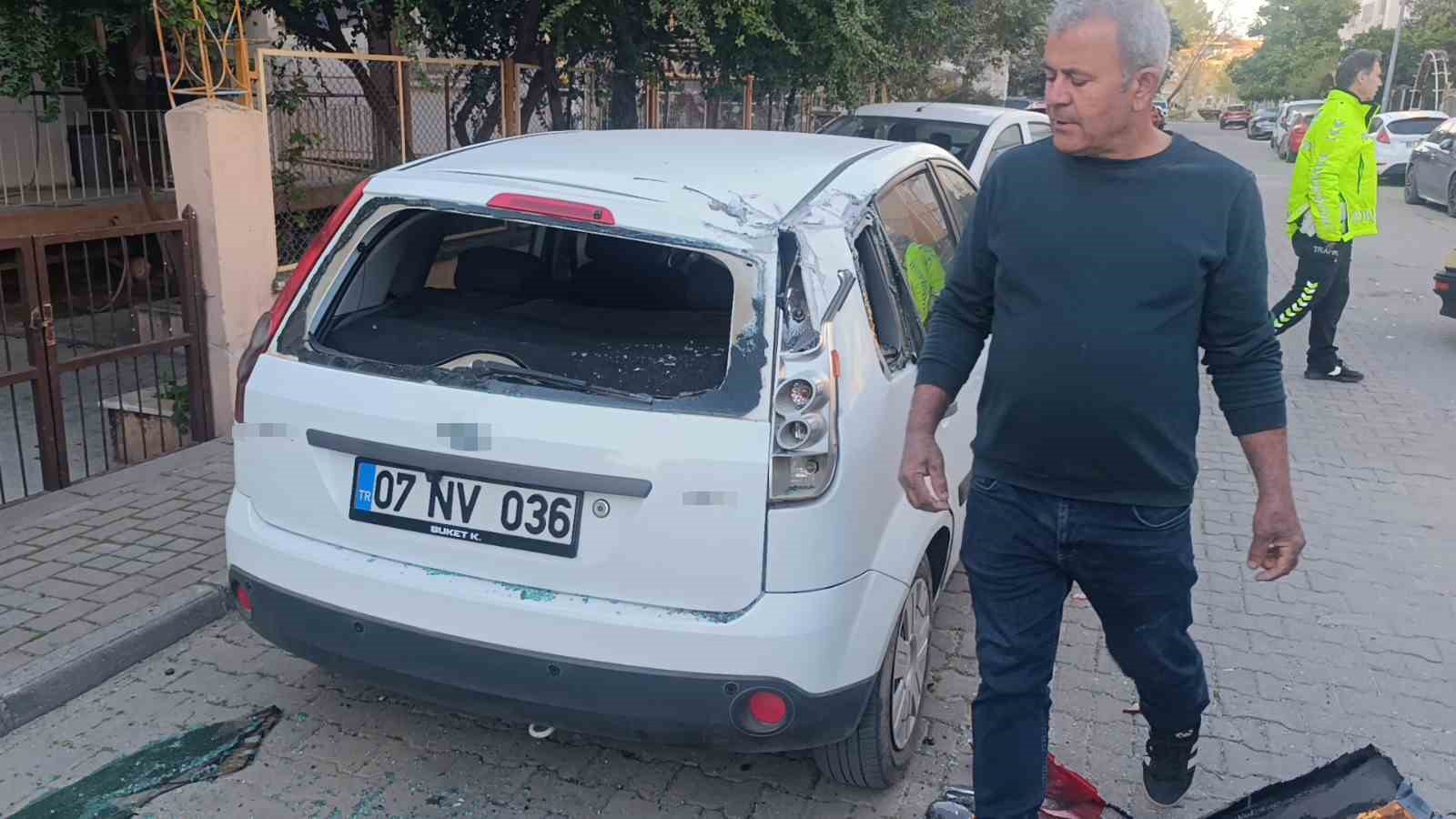 kaza yapan otel servisi park halindeki araclarin uzerine devrildi 9 IdithJvN
