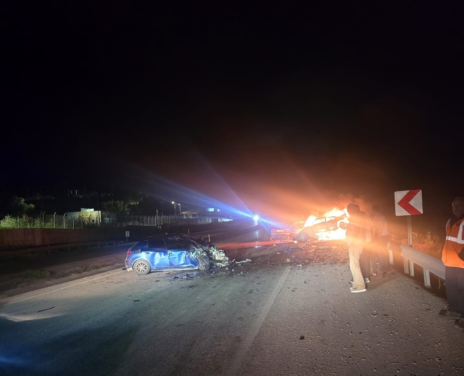 Kaza yapan otomobil alev aldı: 1 ölü, 5 yaralı 4 kaza yapan otomobil alev aldi 1 olu 5 yarali 0 Idj4XSp6