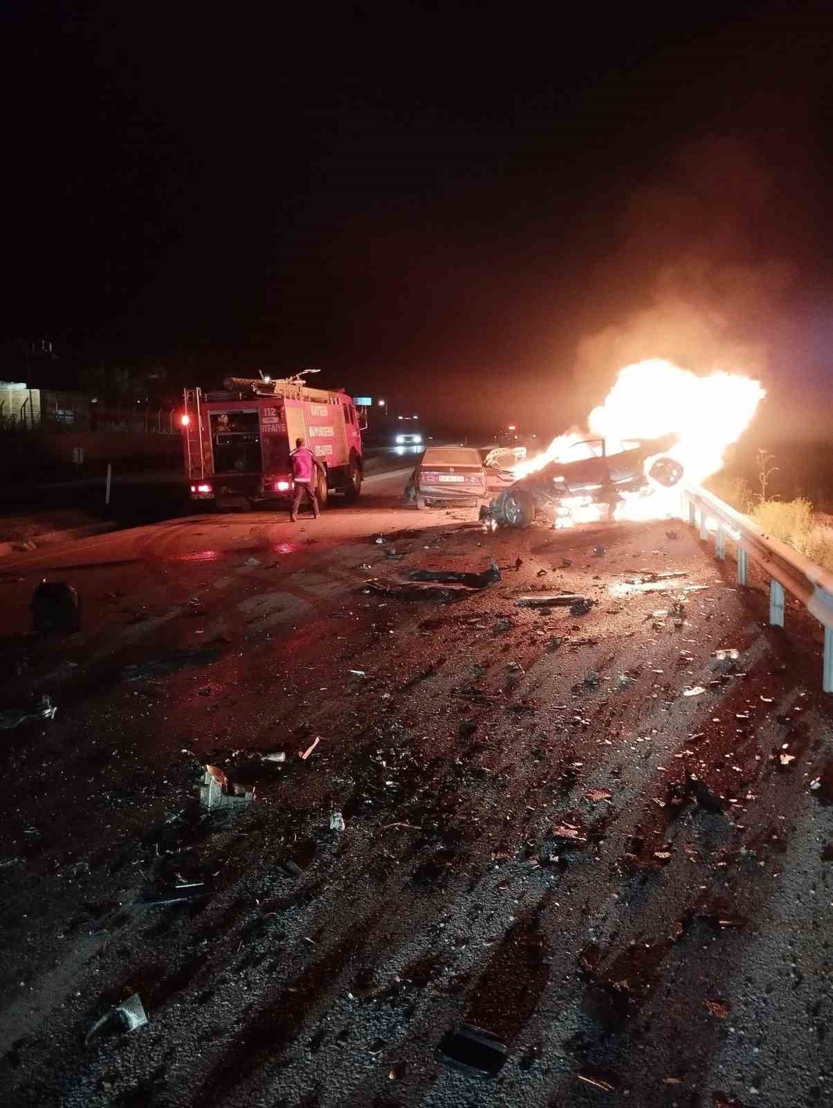 Kaza yapan otomobil alev aldı: 1 ölü, 5 yaralı 5 kaza yapan otomobil alev aldi 1 olu 5 yarali 1 e37BeAmj