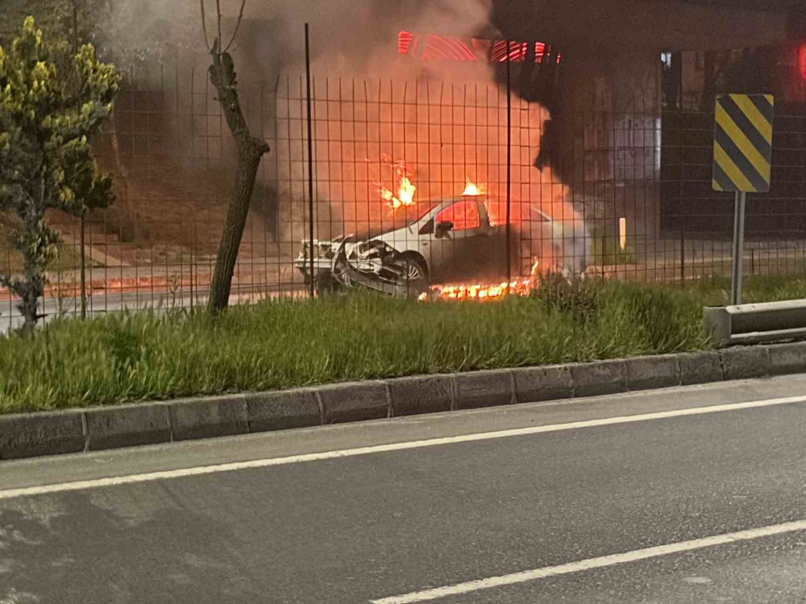 kaza yapan otomobil alev topuna dondu yol trafige kapandi 0 6JibrKF2