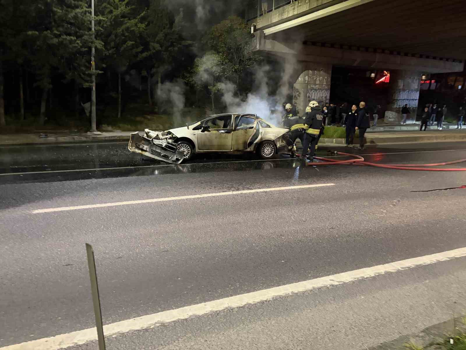 kaza yapan otomobil alev topuna dondu yol trafige kapandi 1 1yHrn3Ei