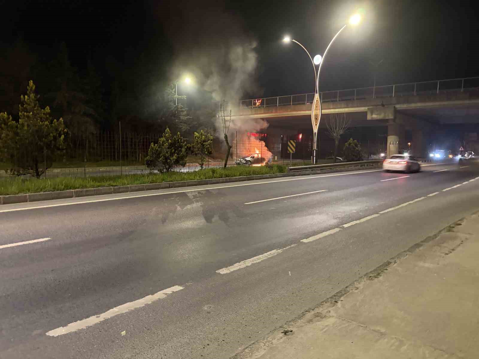 kaza yapan otomobil alev topuna dondu yol trafige kapandi 2 nnVTTvlF