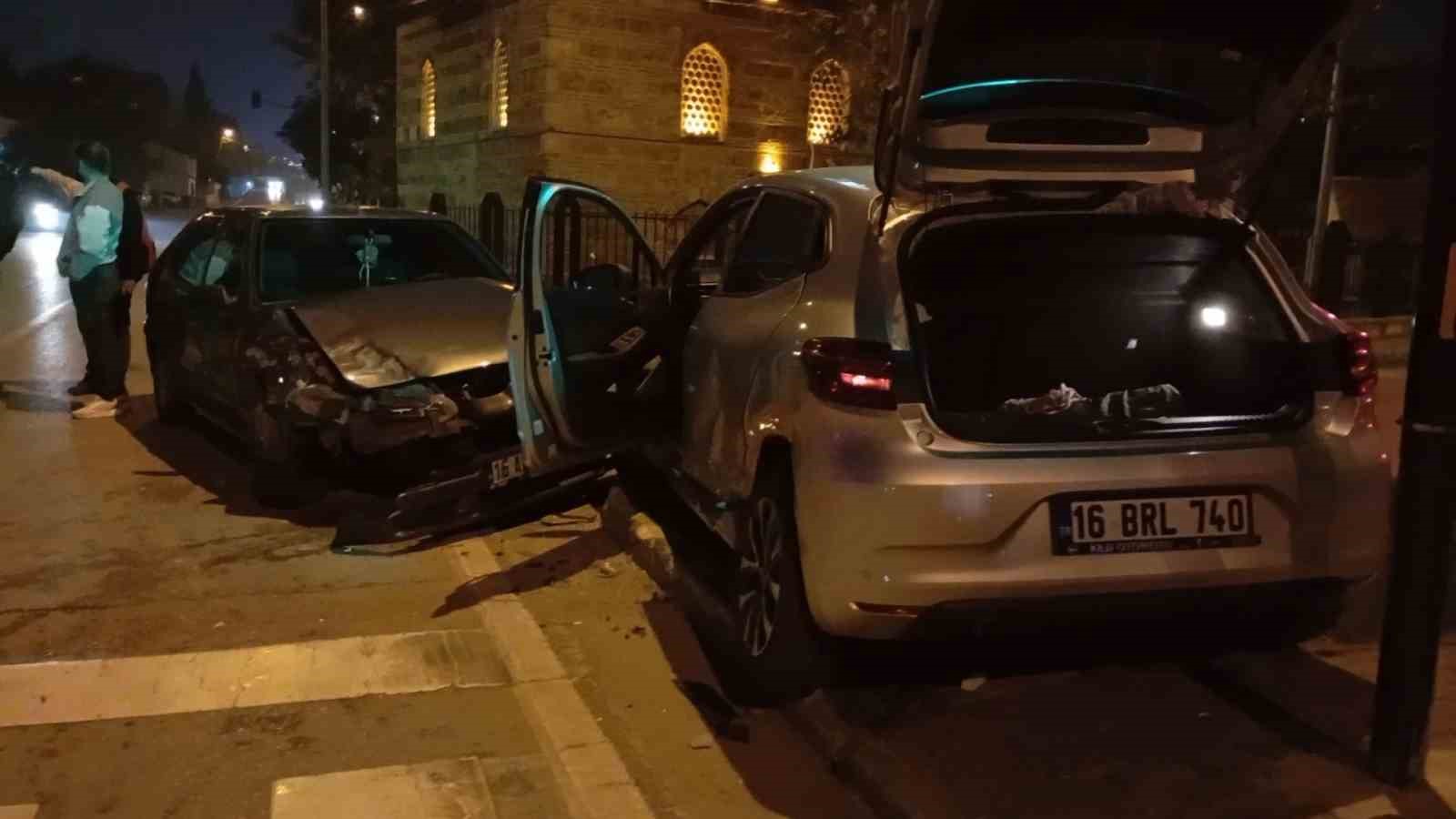 kaza yapan otomobil refuje carpip durabildi 1 33rdkQUV