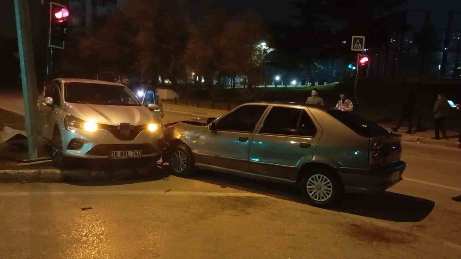 kaza yapan otomobil refuje carpip durabildi 2