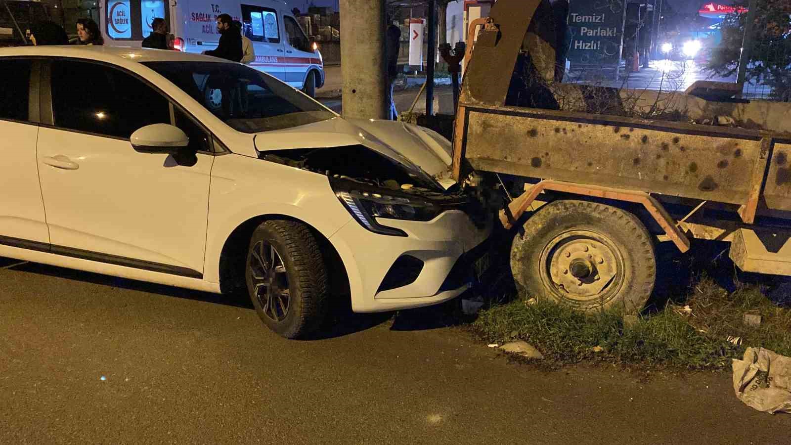 kaza yapan otomobil savrulup kamyonete carpti 2 yarali 0 ZiWvKGiA