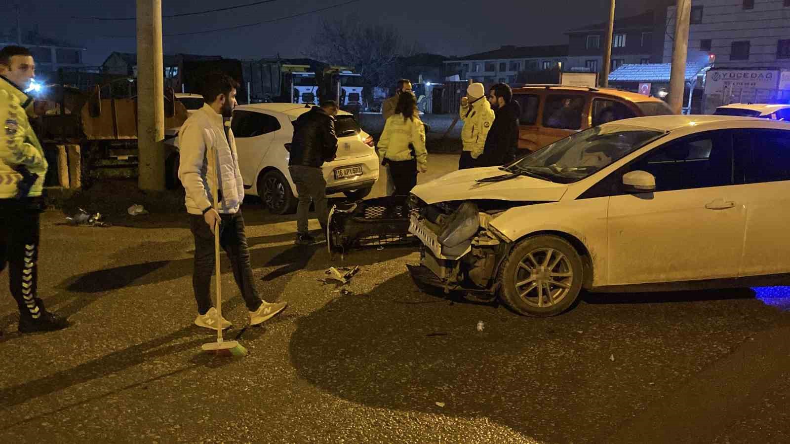kaza yapan otomobil savrulup kamyonete carpti 2 yarali 1 n6Rr1HnK
