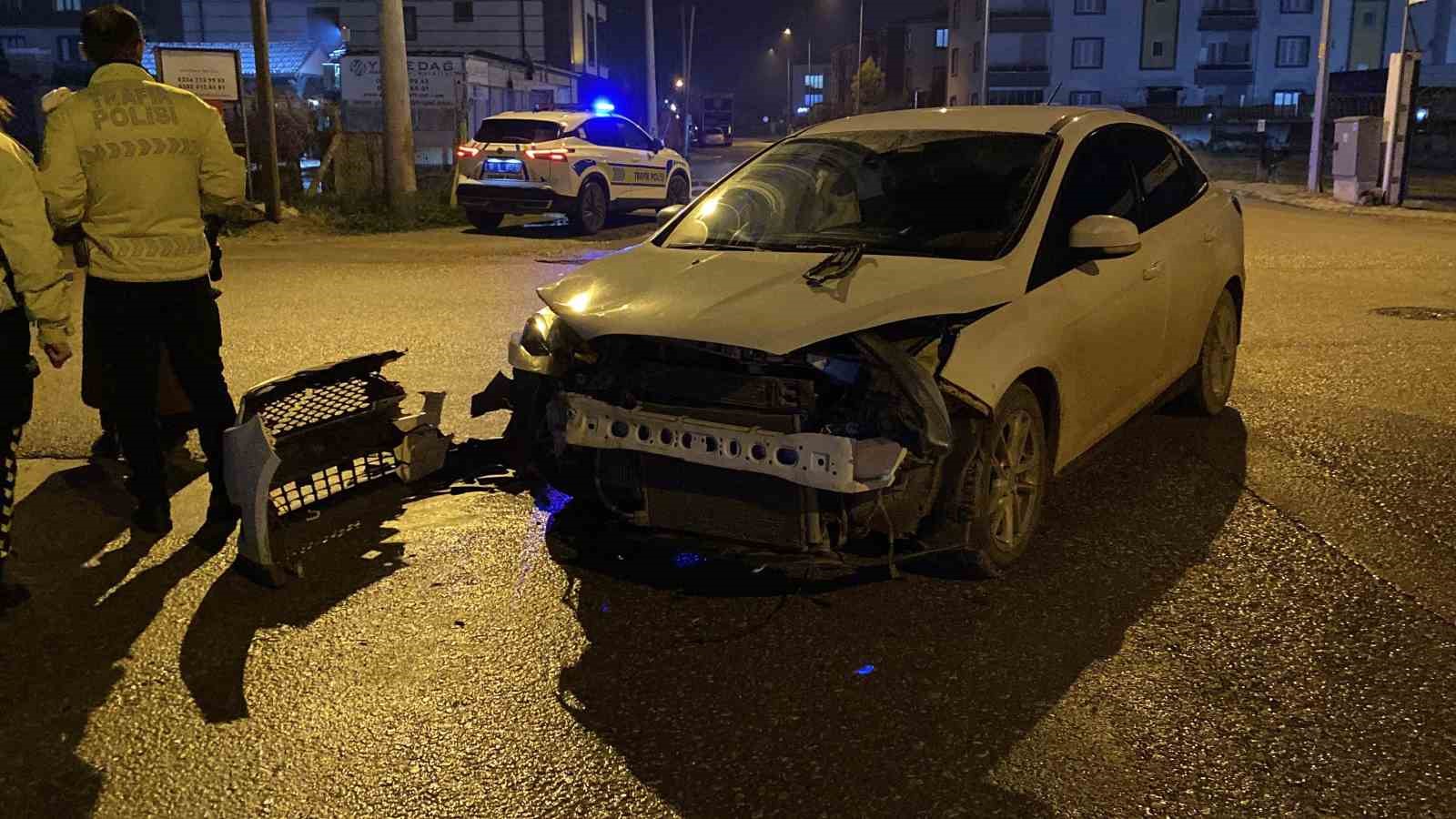 kaza yapan otomobil savrulup kamyonete carpti 2 yarali 2 bMrgEmc5