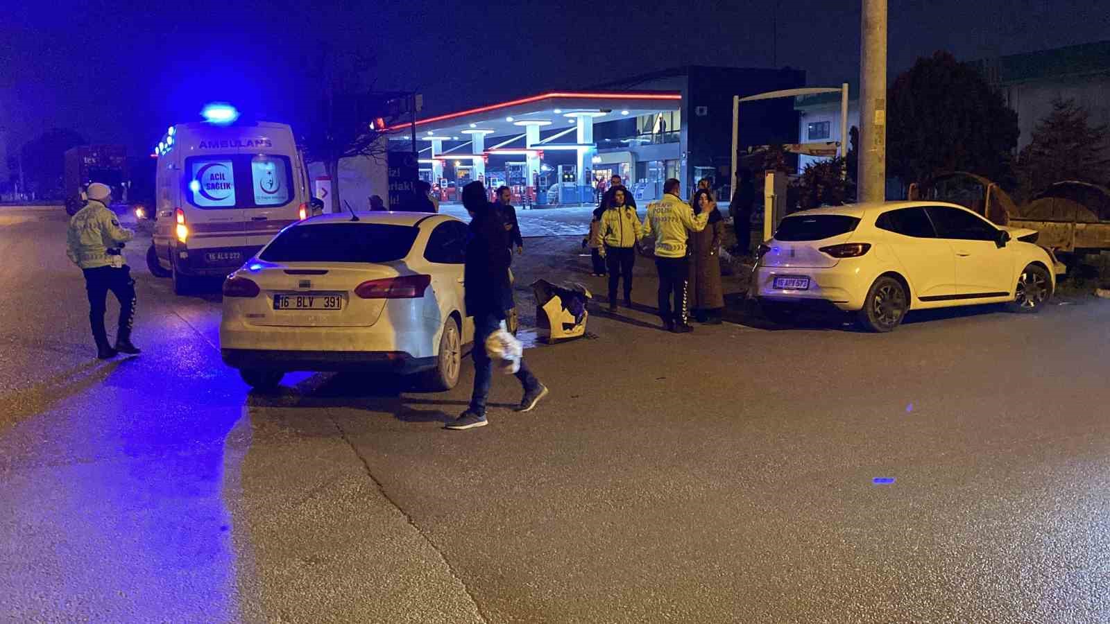 kaza yapan otomobil savrulup kamyonete carpti 2 yarali 3 VWLr6ITO