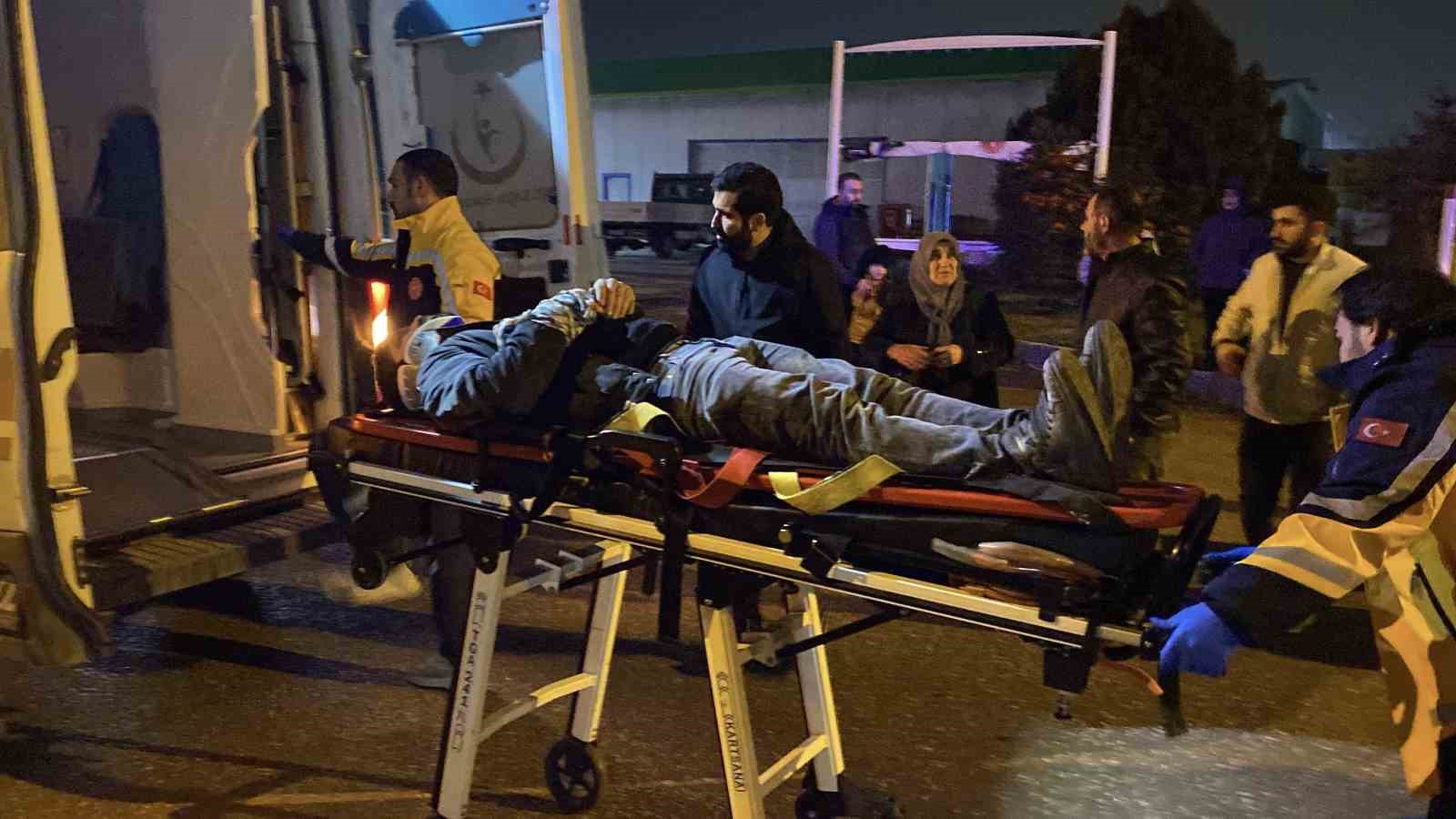kaza yapan otomobil savrulup kamyonete carpti 2 yarali 4 CIL8uE8q
