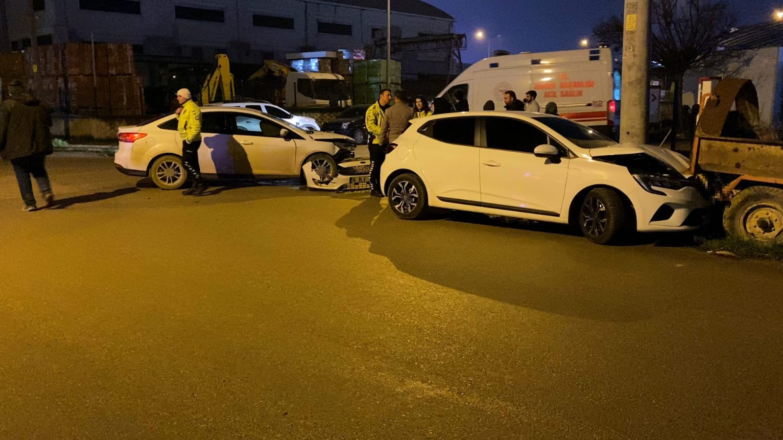 kaza yapan otomobil savrulup kamyonete carpti 2 yarali 5 8XH9MJlT