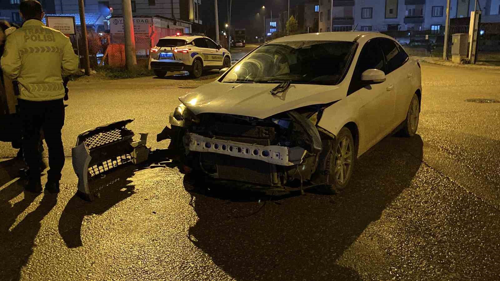 kaza yapan otomobil savrulup kamyonete carpti 2 yarali 6 F9FLSyjj