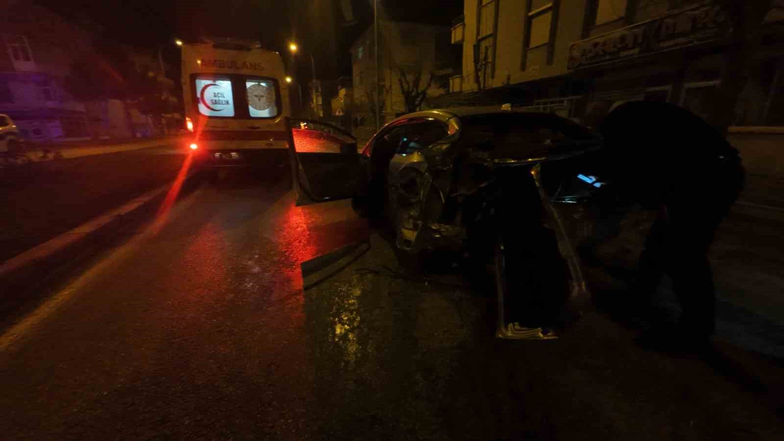 kaza yapan otomobilin donerek savruldugu anlar kameraya yansidi 2 yarali 1 ebVV3lnG
