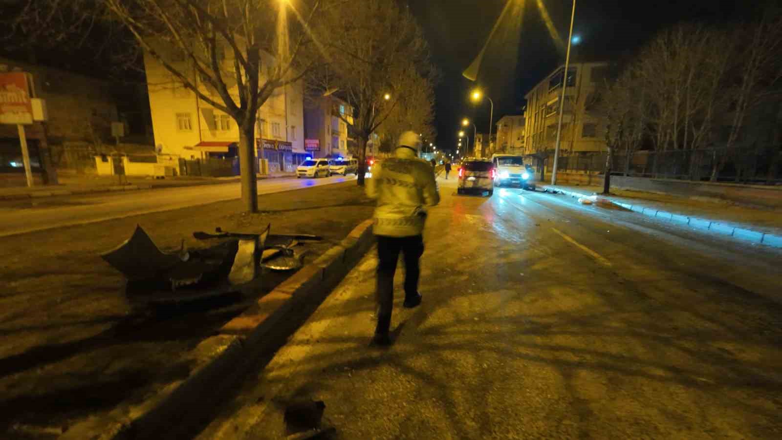 kaza yapan otomobilin donerek savruldugu anlar kameraya yansidi 2 yarali 2 bfbIc7jg