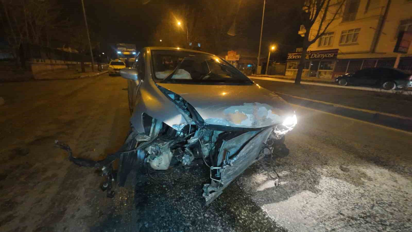 kaza yapan otomobilin donerek savruldugu anlar kameraya yansidi 2 yarali 3 vfr8QiQJ