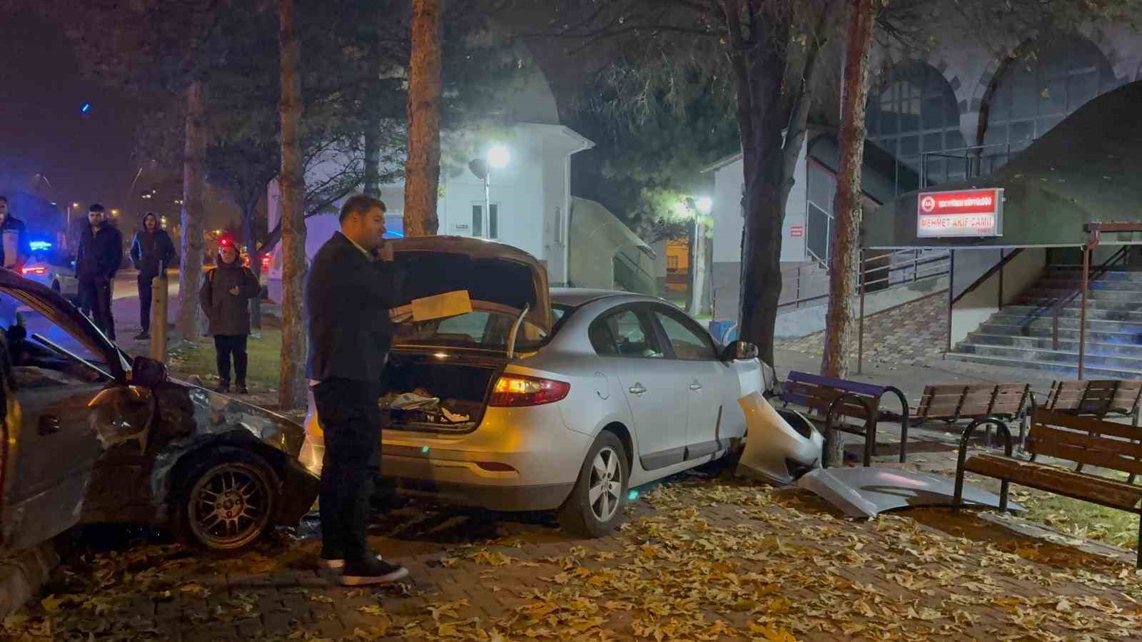 kaza yapan otomobiller cami bahcesine girdi 0 BHpTNii6