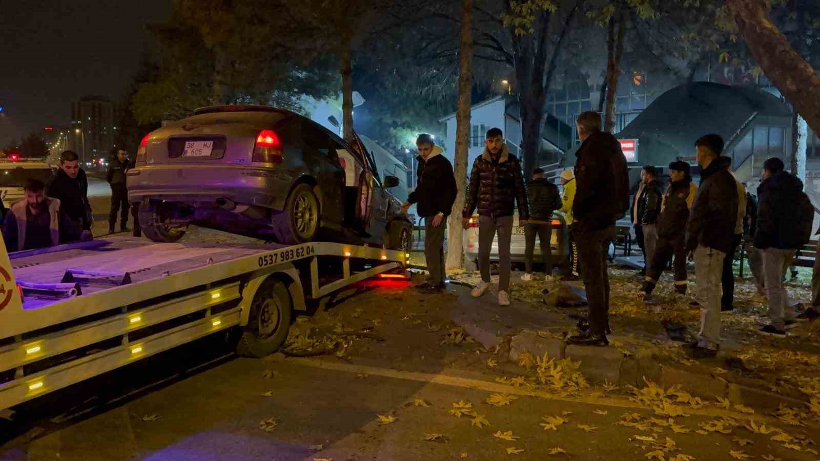 kaza yapan otomobiller cami bahcesine girdi 1 NAlXE8Rk