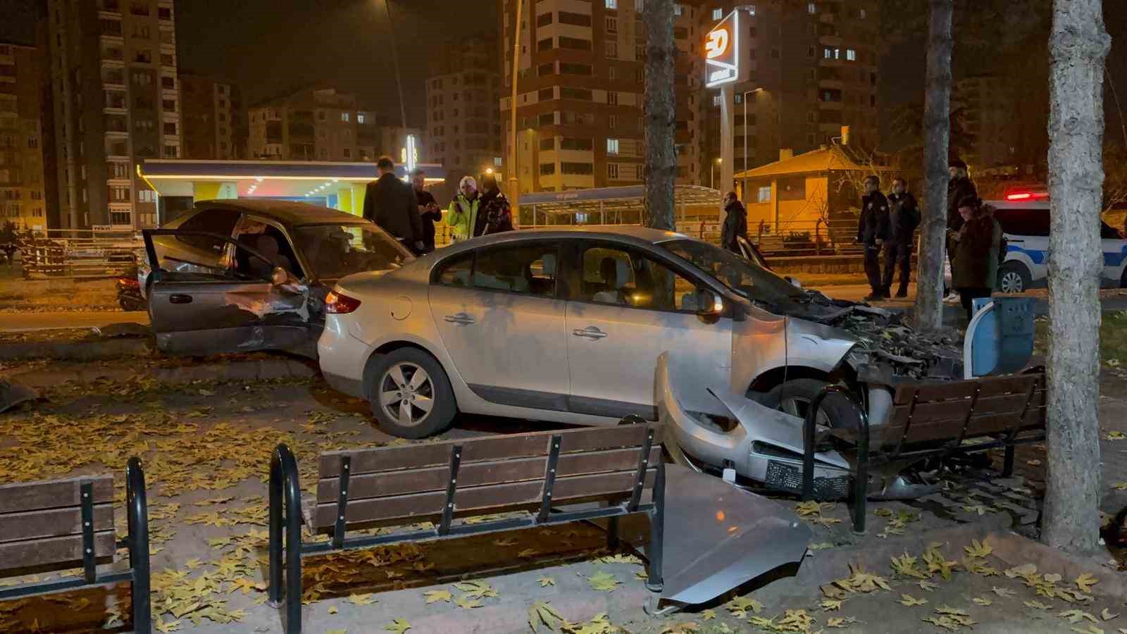 kaza yapan otomobiller cami bahcesine girdi 2 sa1dthkd