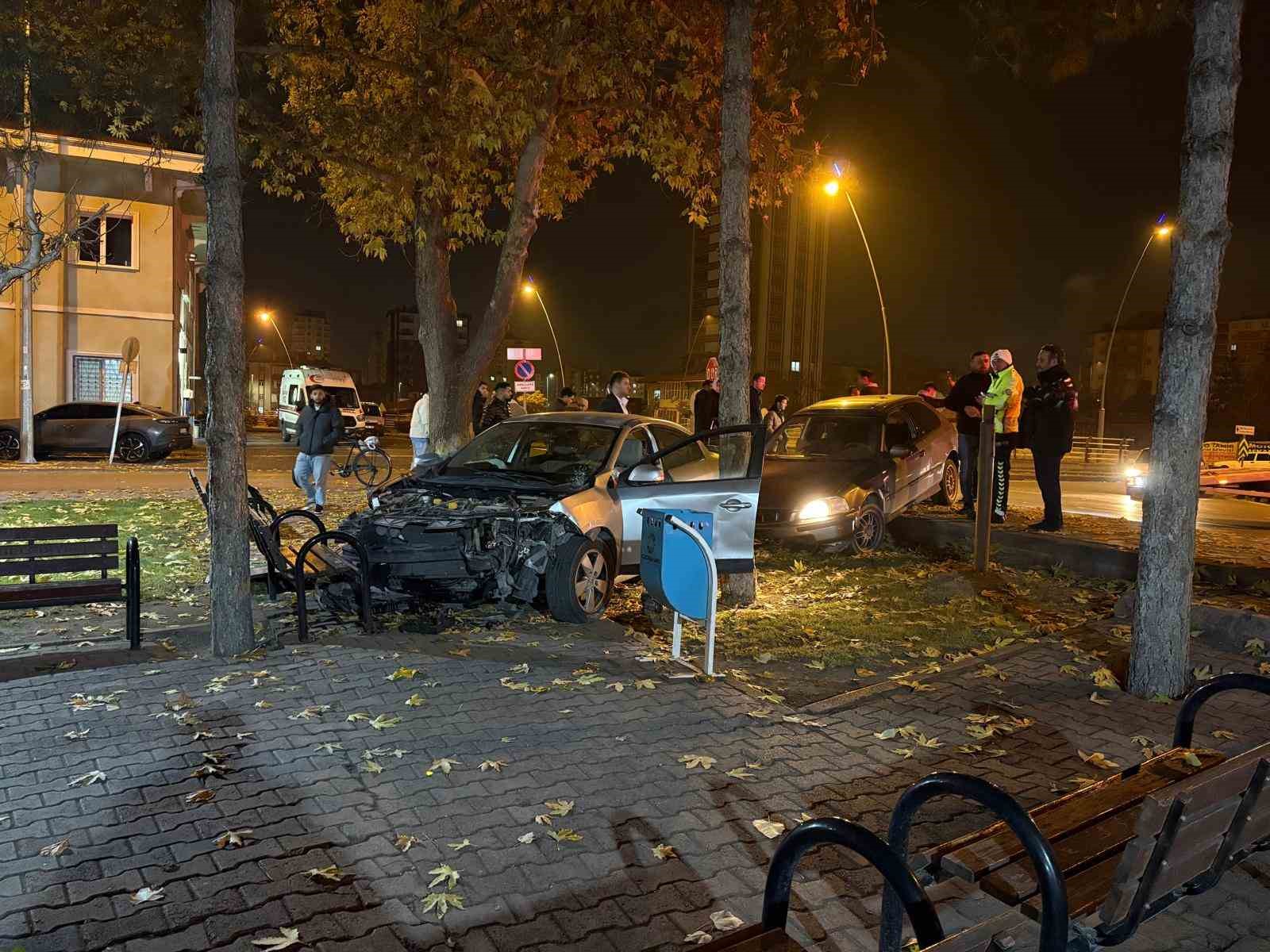 kaza yapan otomobiller cami bahcesine girdi 3 54d3JlXz