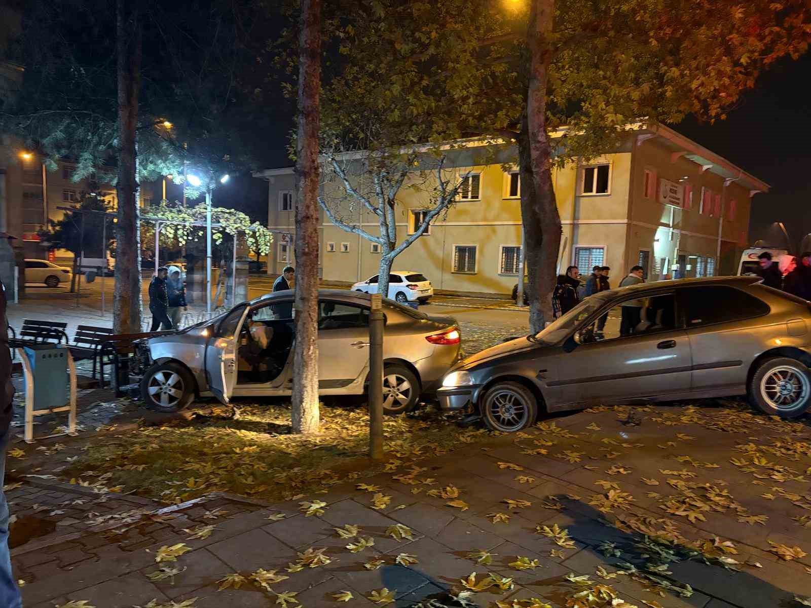 kaza yapan otomobiller cami bahcesine girdi 4
