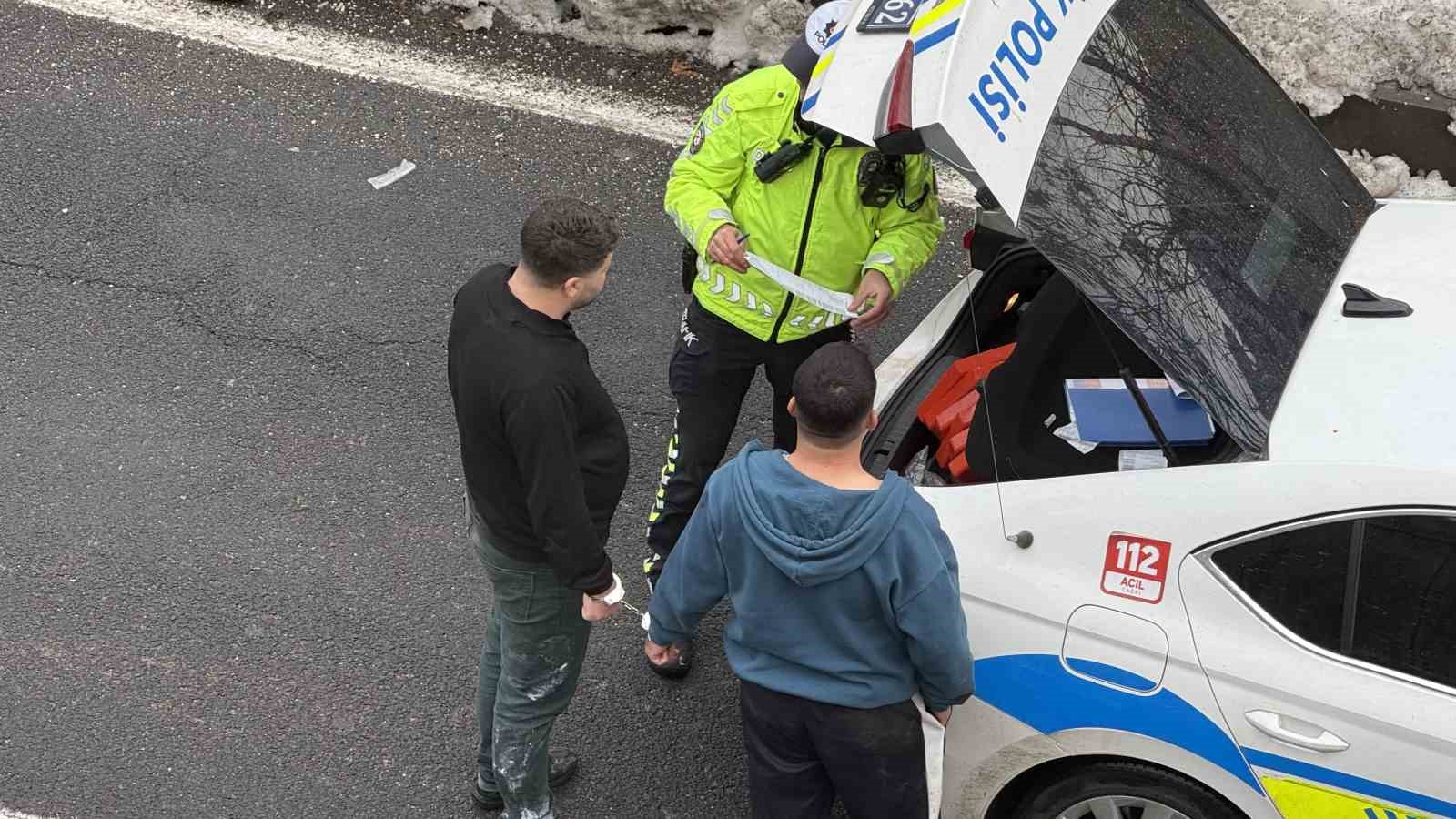 kaza yapan suruculer kavga edince kelepcelenip karakola goturuldu 0 Dm9CEH2T