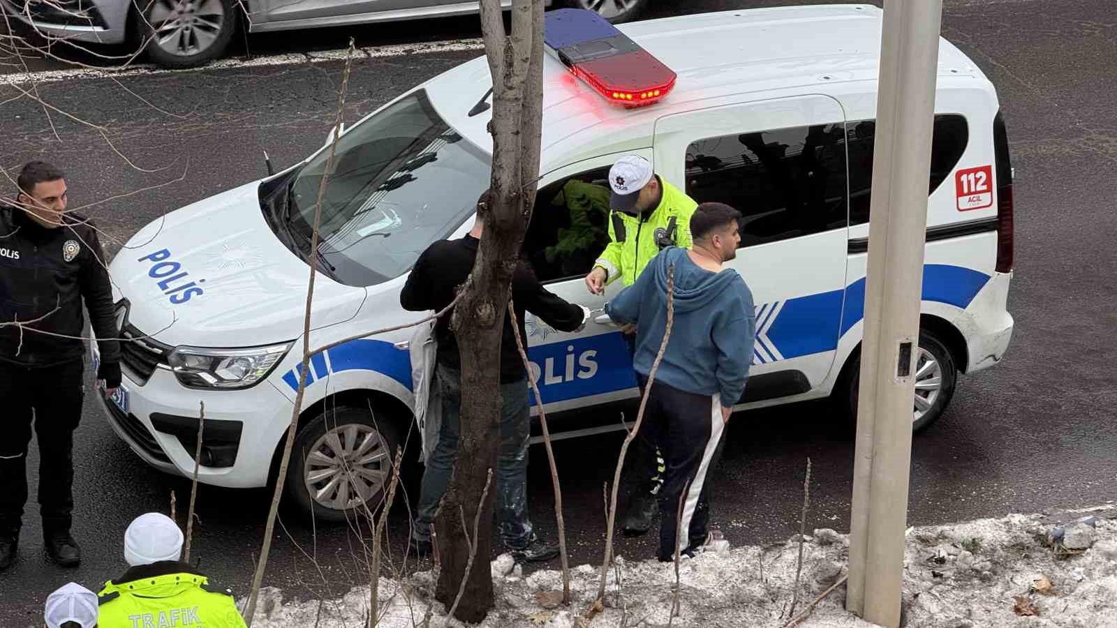 kaza yapan suruculer kavga edince kelepcelenip karakola goturuldu 1 9meyiUsC