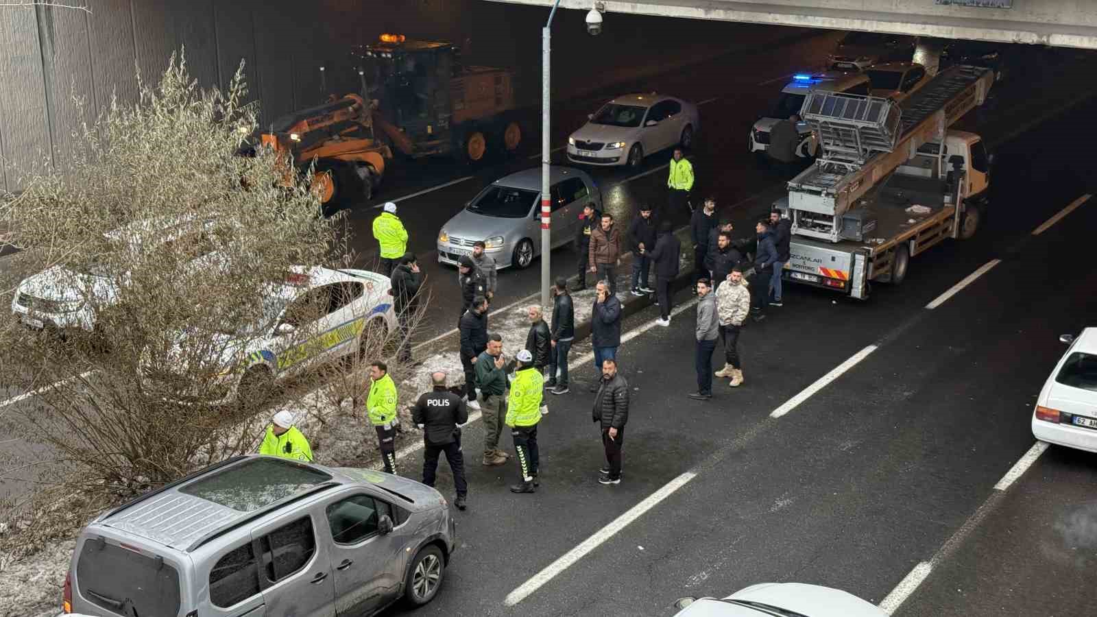 kaza yapan suruculer kavga edince kelepcelenip karakola goturuldu 2 jMtjOSly