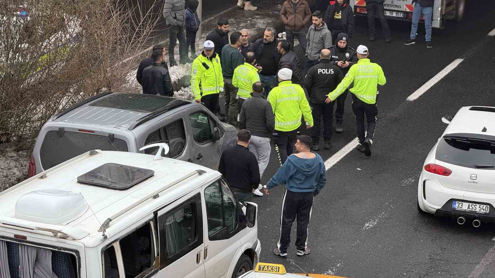 kaza yapan suruculer kavga edince kelepcelenip karakola goturuldu 3 NV719IDn