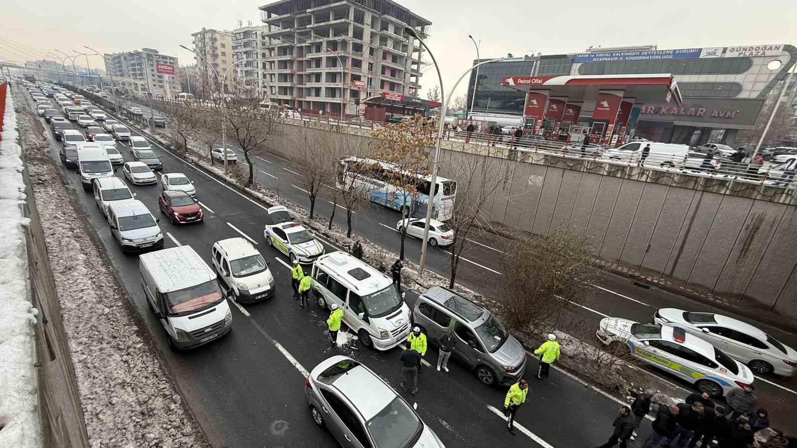 kaza yapan suruculer kavga edince kelepcelenip karakola goturuldu 4 NbVRSjpI