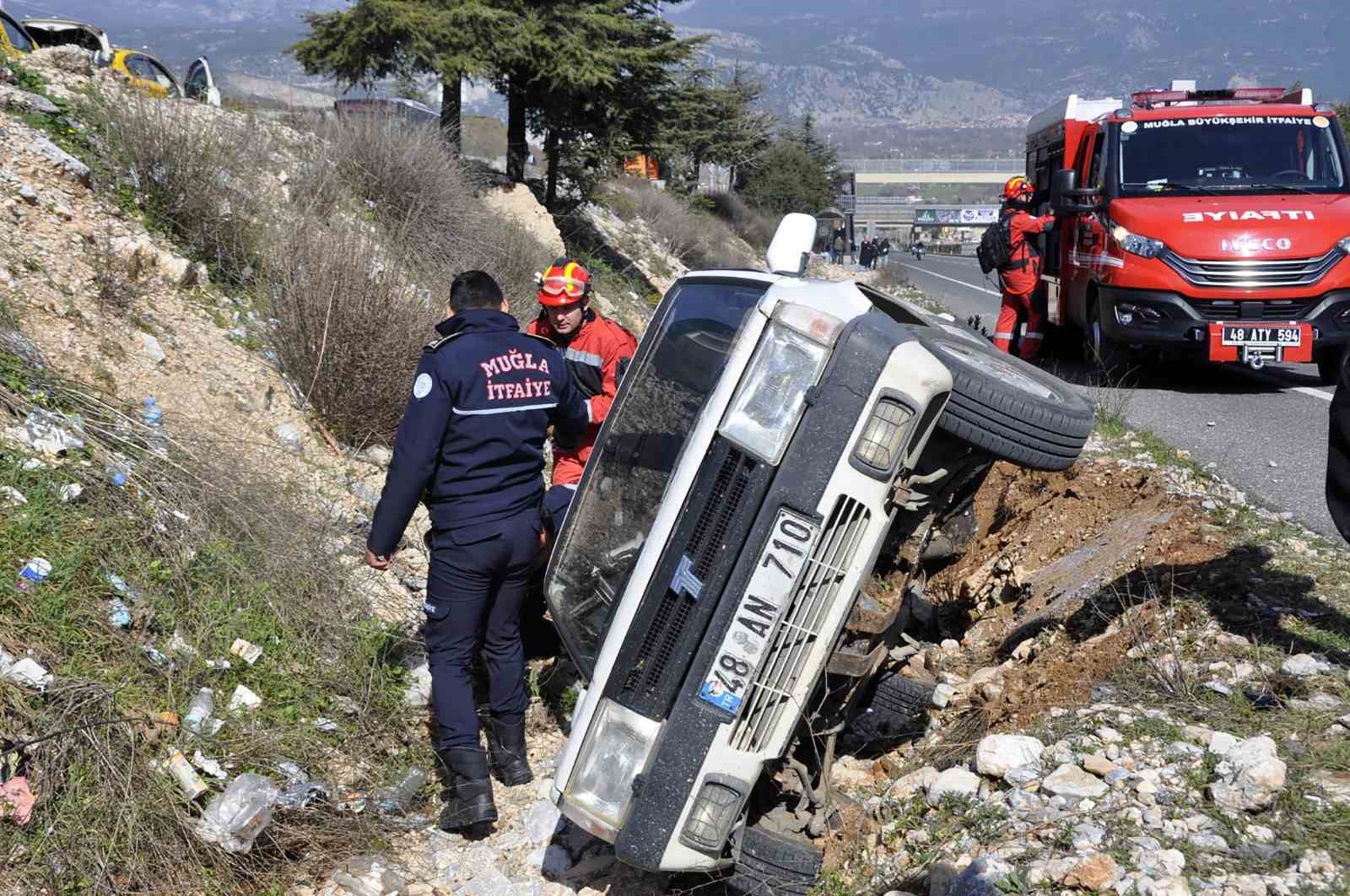 kaza yapan tofas aracin icinde sikisan vatandasi itfaiye ekipleri kurtardi 0 AmVajFMN