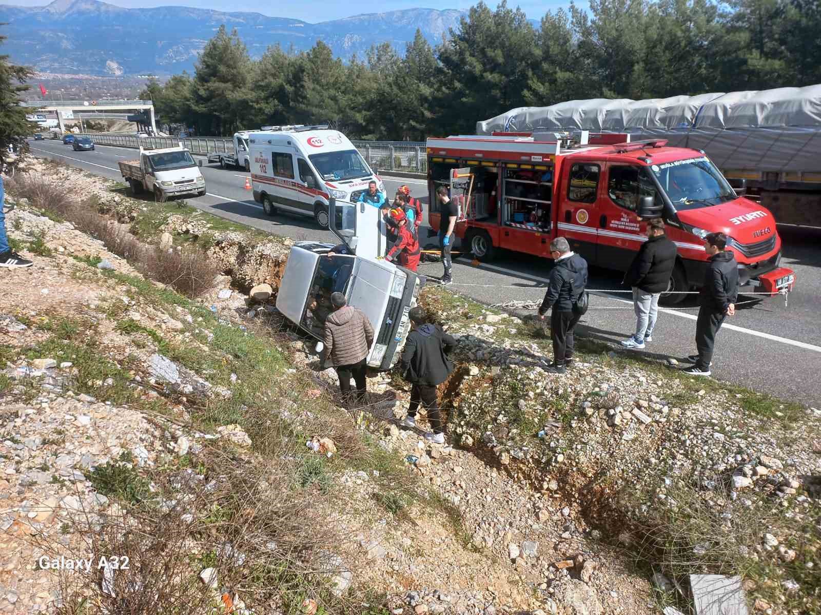 kaza yapan tofas aracin icinde sikisan vatandasi itfaiye ekipleri kurtardi 1 TlWeLQRX