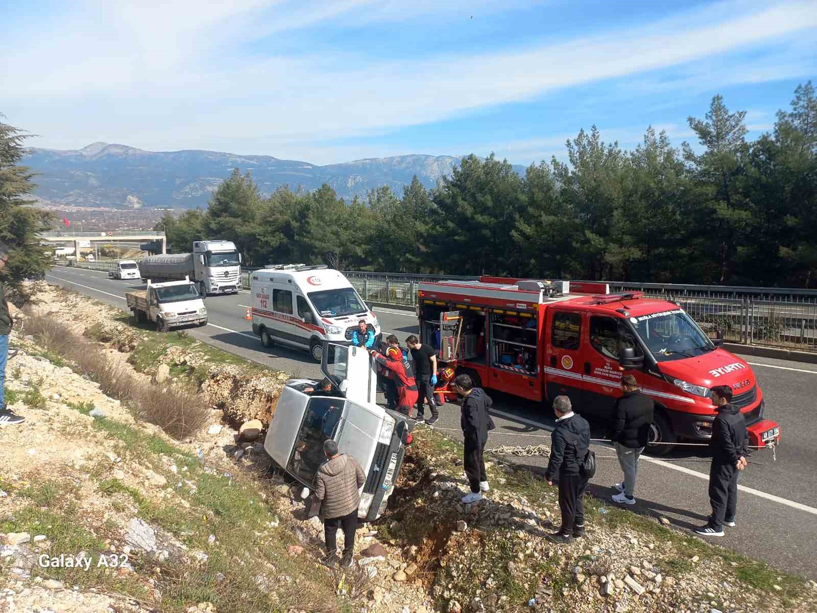 kaza yapan tofas aracin icinde sikisan vatandasi itfaiye ekipleri kurtardi 2 M12ayU2T
