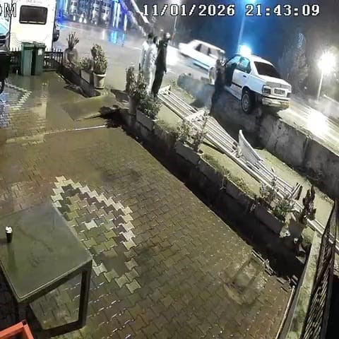 Kaza yapınca aracını bırakıp gitti, o anlar kameraya yansıdı 5 kaza yapinca aracini birakip gitti o anlar kameraya yansidi 1