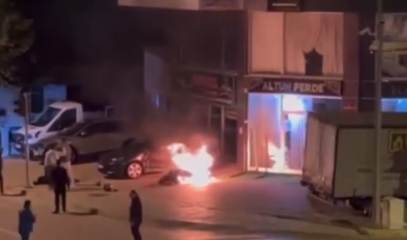 kaza yapip yanan motosikletin surucusunu alevlerden cekip aldi kahramanlik degil insanlik gorevi dedi 1