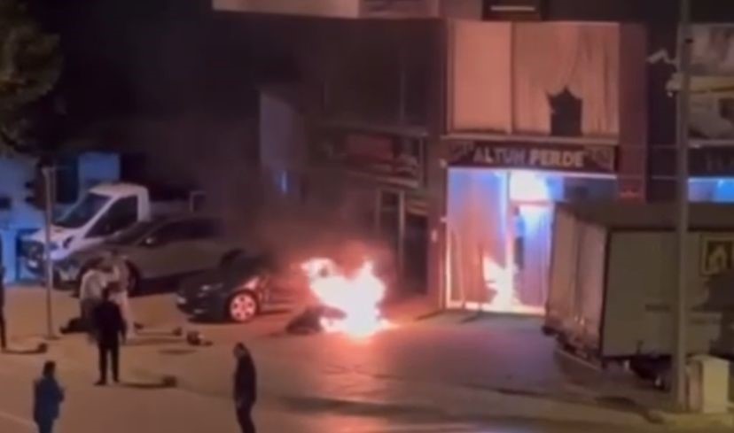 Kaza yapıp yanmaya başlayan motosikletin sürücüsünü vatandaşlar kurtardı 6 kaza yapip yanmaya baslayan motosikletin surucusunu vatandaslar kurtardi 2 P5SkpdAP