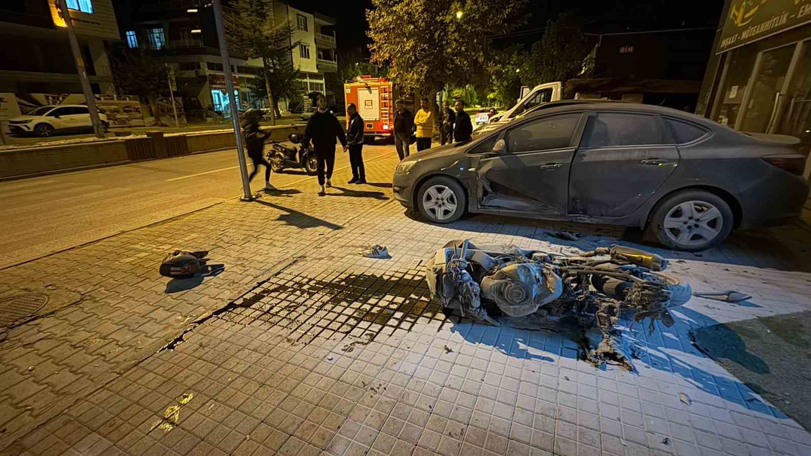 Kaza yapıp yanmaya başlayan motosikletin sürücüsünü vatandaşlar kurtardı 7 kaza yapip yanmaya baslayan motosikletin surucusunu vatandaslar kurtardi 3 n4GjEG69