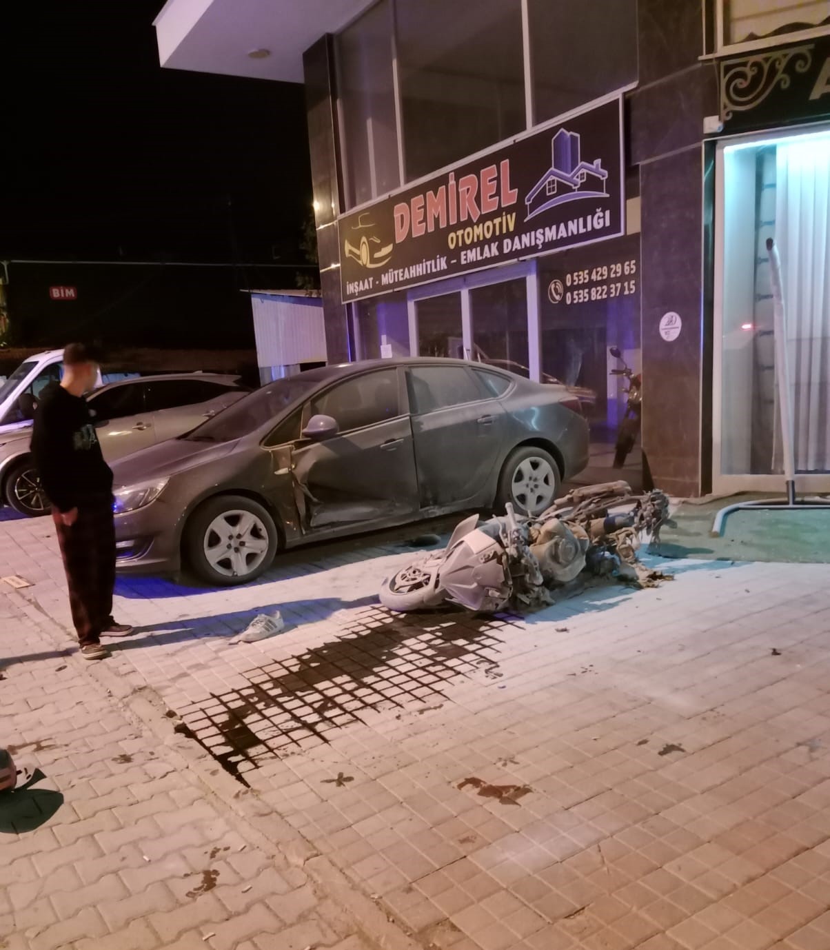 Kaza yapıp yanmaya başlayan motosikletin sürücüsünü vatandaşlar kurtardı 9 kaza yapip yanmaya baslayan motosikletin surucusunu vatandaslar kurtardi 5 XUEAr9qh