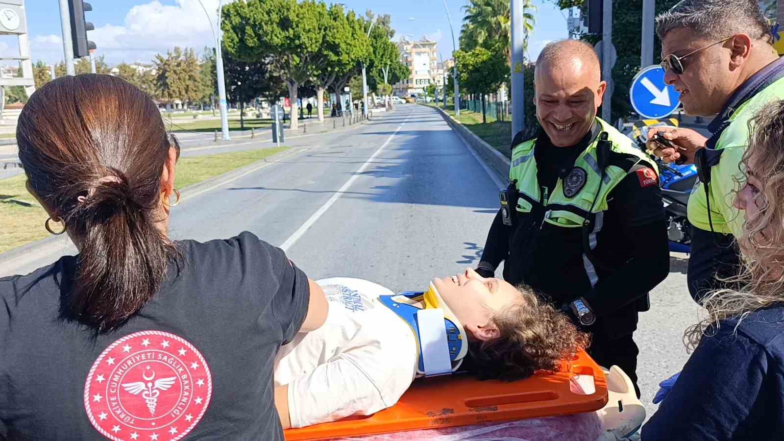 Kaza yapıp yaralanan genç kızdan, başından biran olsun ayrılmayan trafik polisine kahvaltı sözü 4 kaza yapip yaralanan genc kizdan basindan biran olsun ayrilmayan trafik polisine kahvalti sozu 0