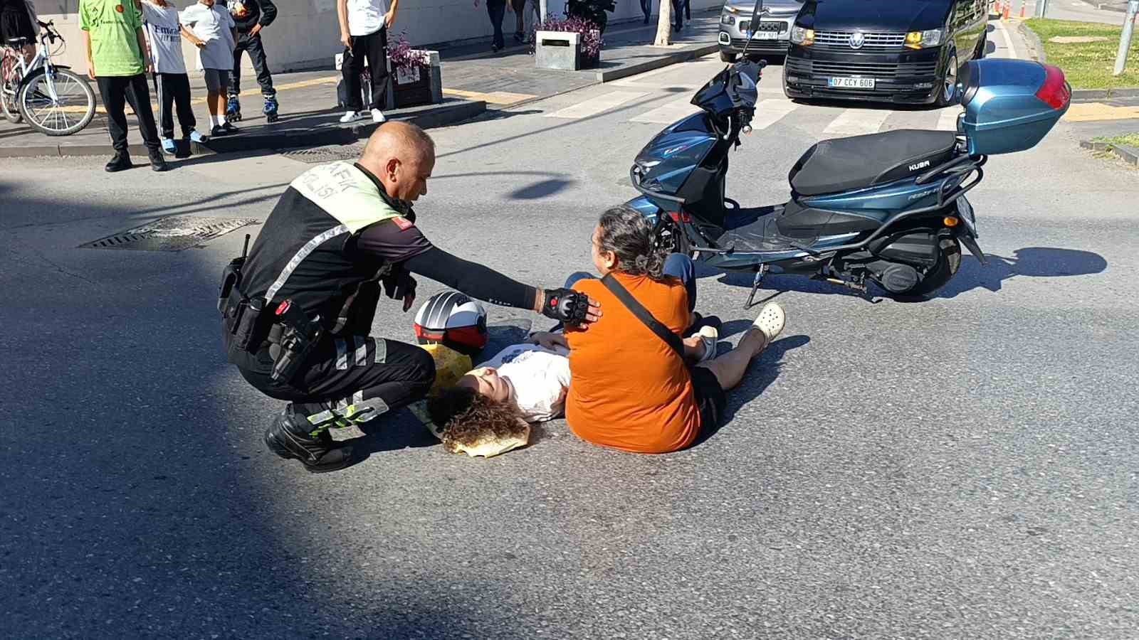 Kaza yapıp yaralanan genç kızdan, başından biran olsun ayrılmayan trafik polisine kahvaltı sözü 5 kaza yapip yaralanan genc kizdan basindan biran olsun ayrilmayan trafik polisine kahvalti sozu 1 KcshmwsH