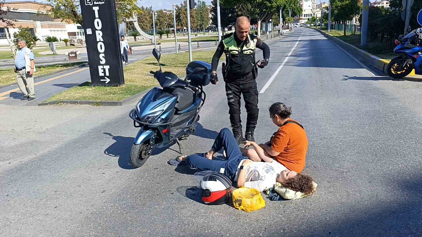 Kaza yapıp yaralanan genç kızdan, başından biran olsun ayrılmayan trafik polisine kahvaltı sözü 6 kaza yapip yaralanan genc kizdan basindan biran olsun ayrilmayan trafik polisine kahvalti sozu 2 2RDfEeee