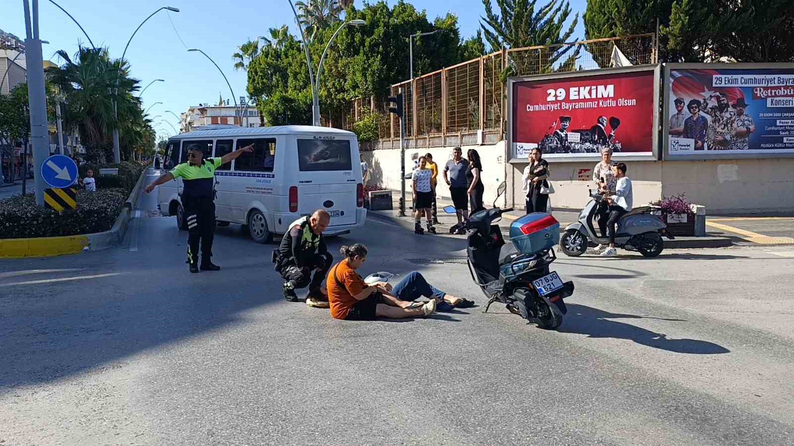 Kaza yapıp yaralanan genç kızdan, başından biran olsun ayrılmayan trafik polisine kahvaltı sözü 7 kaza yapip yaralanan genc kizdan basindan biran olsun ayrilmayan trafik polisine kahvalti sozu 3 JC4GXcd3