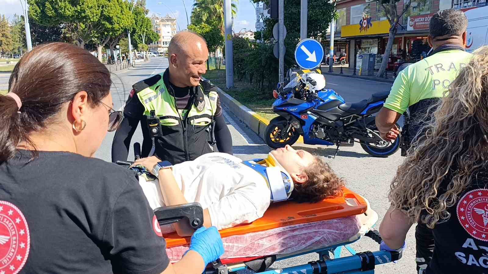 Kaza yapıp yaralanan genç kızdan, başından biran olsun ayrılmayan trafik polisine kahvaltı sözü 10 kaza yapip yaralanan genc kizdan basindan biran olsun ayrilmayan trafik polisine kahvalti sozu 6 JdYWB52I