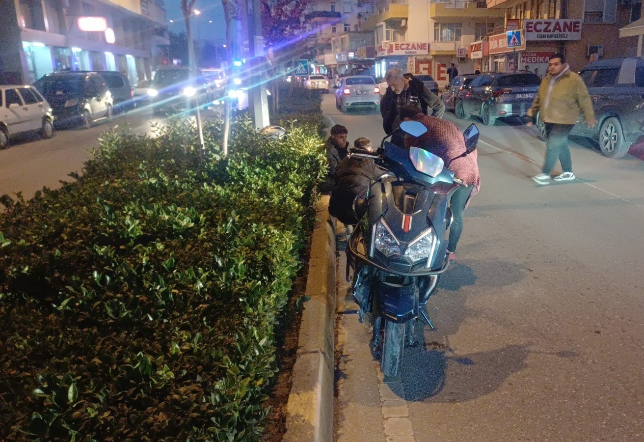 kaza yaptigi motosikletini yaptiramadan tekrar kaza yapti yerde yarali halde derdini anlatti 2 UHm4LsvO
