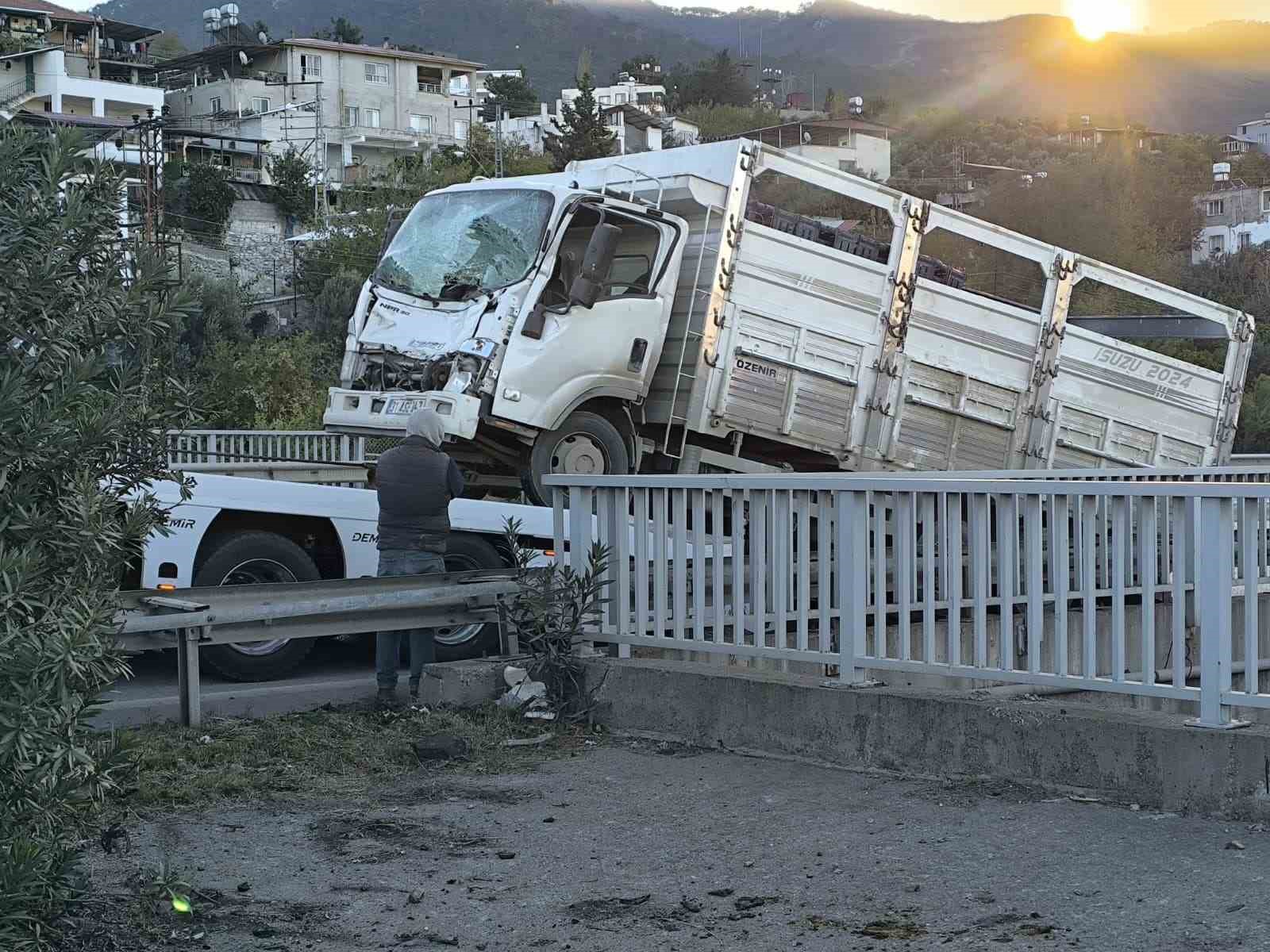 kaza yaptiktan sonra alevlere teslim olan tirdaki 2 kisi oldu tasinan anguslar otobana yayildi 7R2t2Ds2
