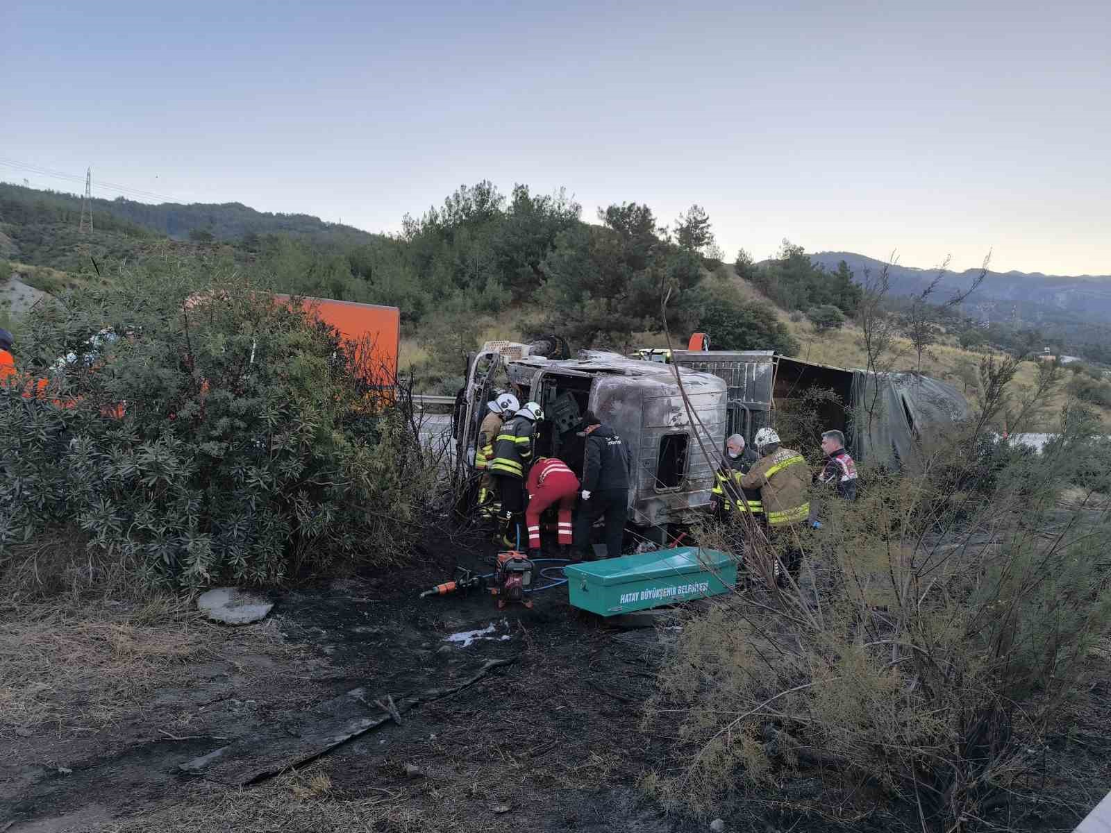 kaza yaptiktan sonra alevlere teslim olan tirdaki 2 kisi oldu tasinan anguslar otobana yayildi
